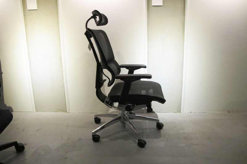▲一見似ていますが、腰の部分が違います(写真は「Ergohuman Fit」75,384円)。黒だけでなくホワイトフレームなどもあり、デザインの選択肢は幅広い。