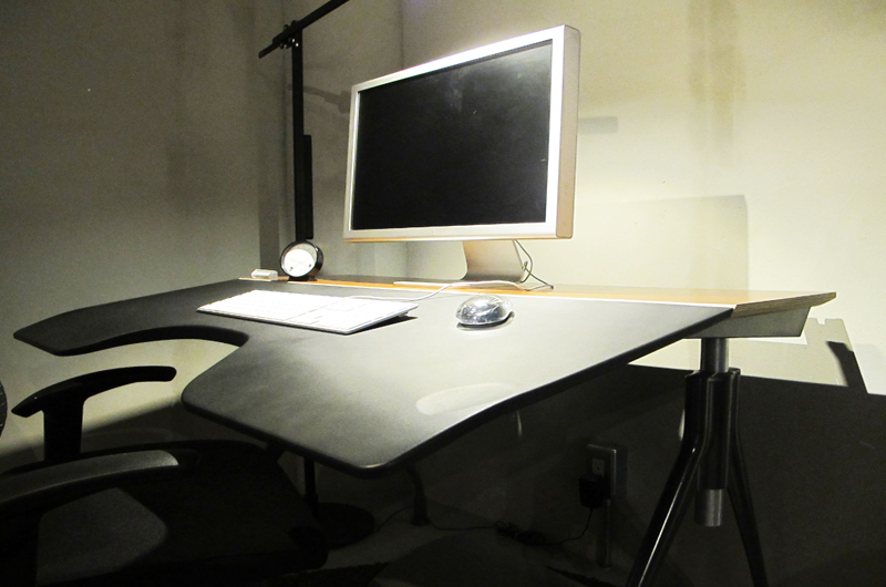 ▲天板を引き出して7°の傾斜を付けられる「HarmanMiller Envelop desk」(199,800円)