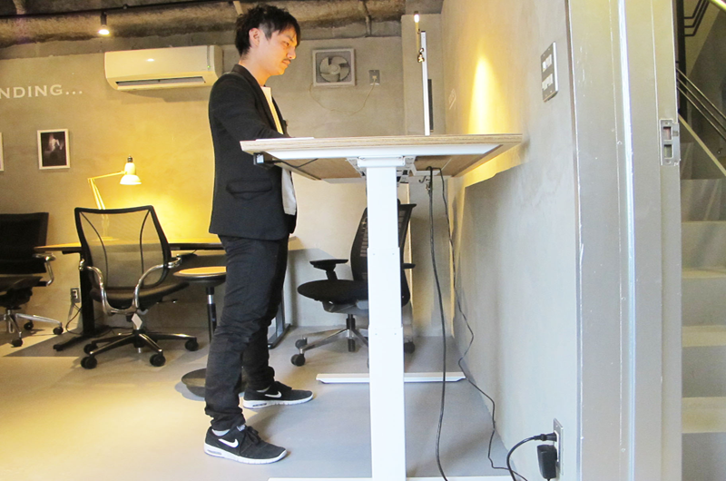 ▲上下ボタンを押して簡単に高さが変えられる「FeEL STANDING DESK」(148,000円/天板の素材によって99,800円〜選べます)