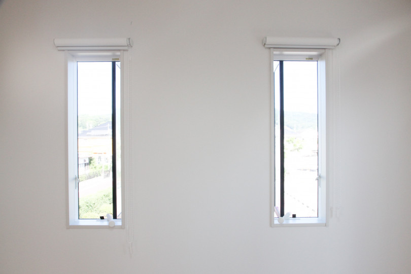 開き方が左右で違う縦すべり出し窓の組み合わせ。風の向きによってどちらからか空気を取り入れることができる（アイダ設計のモデルルーム）