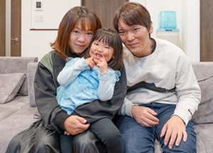 開放的な吹き抜けで家族の様子が一目でわかる、ホテルライクなお宅